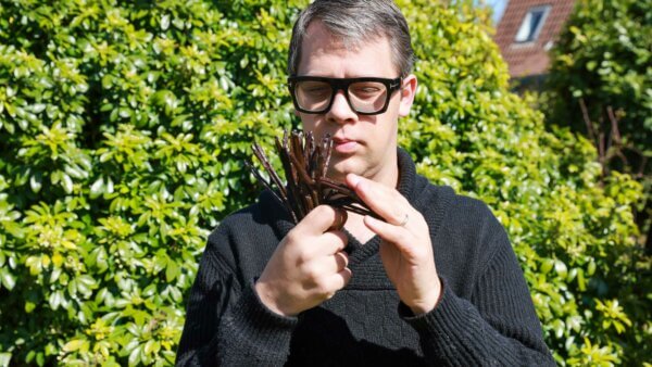 Arnaud Sion spécialiste de la vanille sélectionne des gousses de vanille qualité gourmet