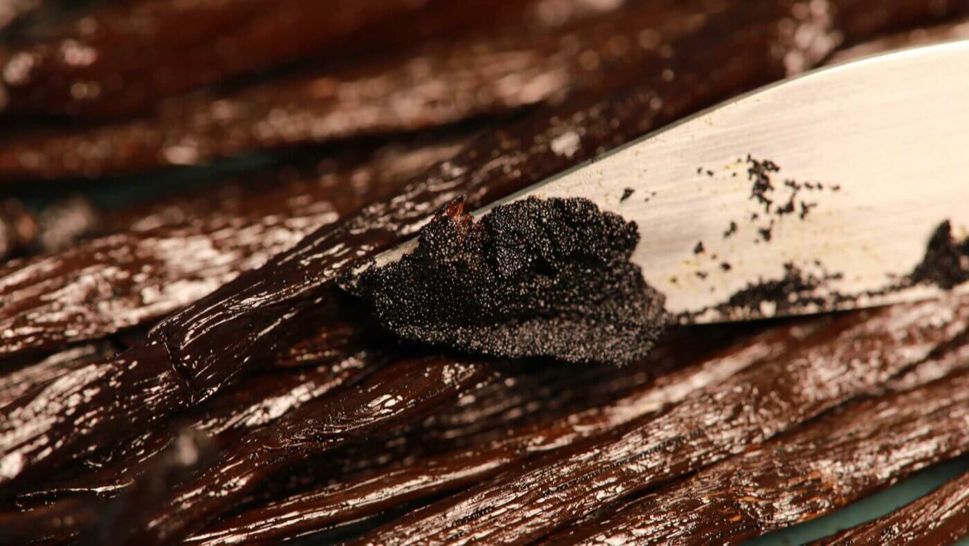 Graines de vanille grattées d'une gousse de vanille de Madagascar