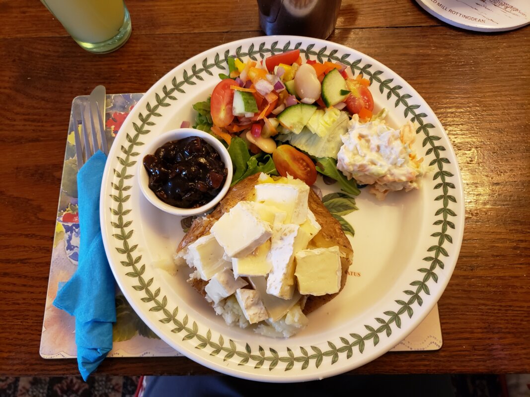 Confit d’oignons servi avec du brie