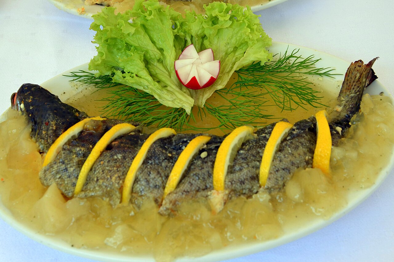 Truite entière dorée à la poêle et servie avec du citron
