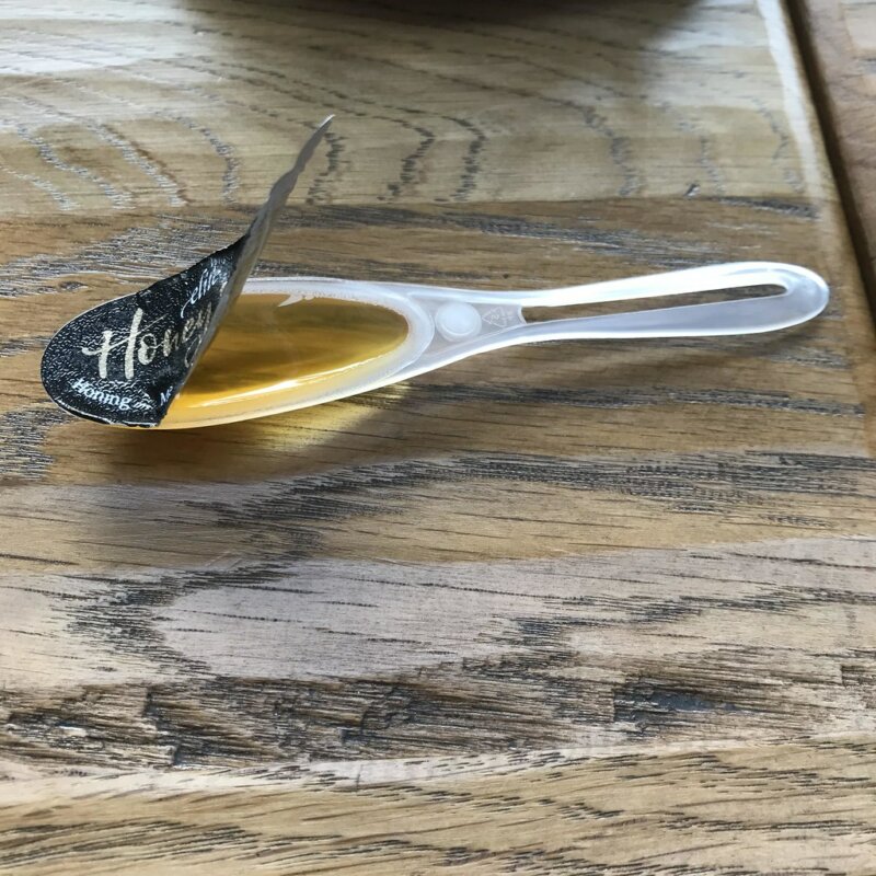 Miel qui coule d'une cuillère
