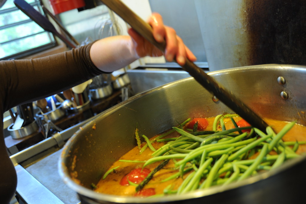 Le bain d’eau glacée après cuisson garde les haricots verts éclatants.