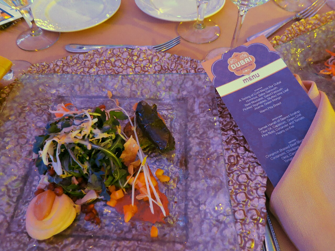 Un houmous crémeux, arrosé d'huile d'olive et saupoudré de cumin.