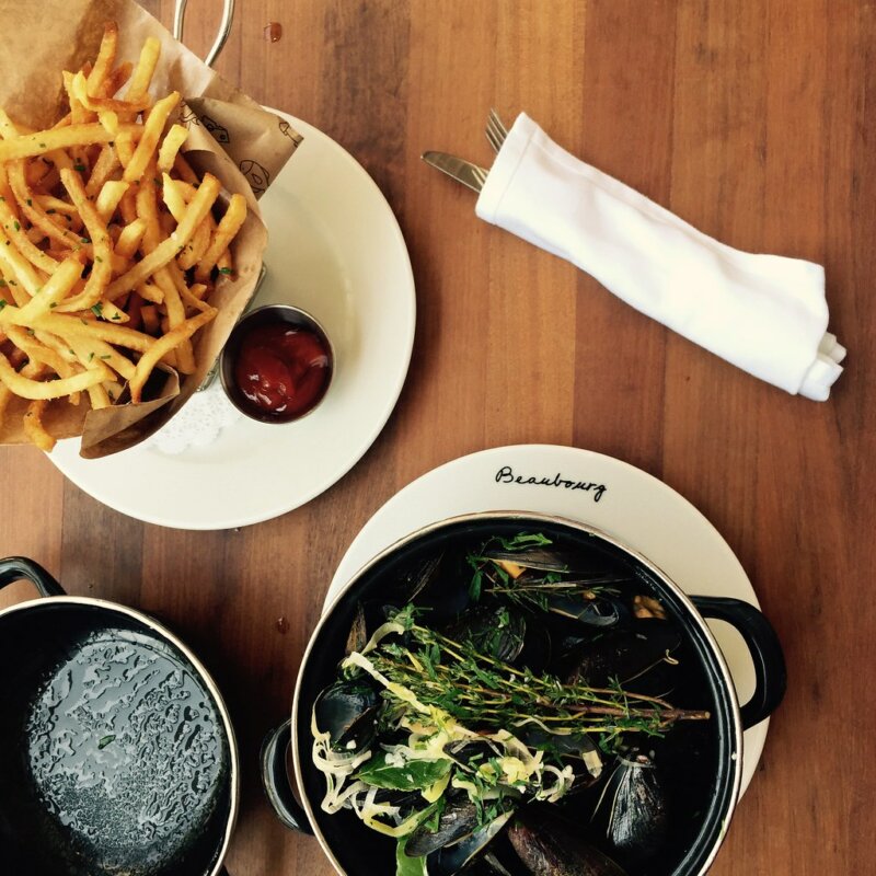 Moules marinières servies avec des frites maison