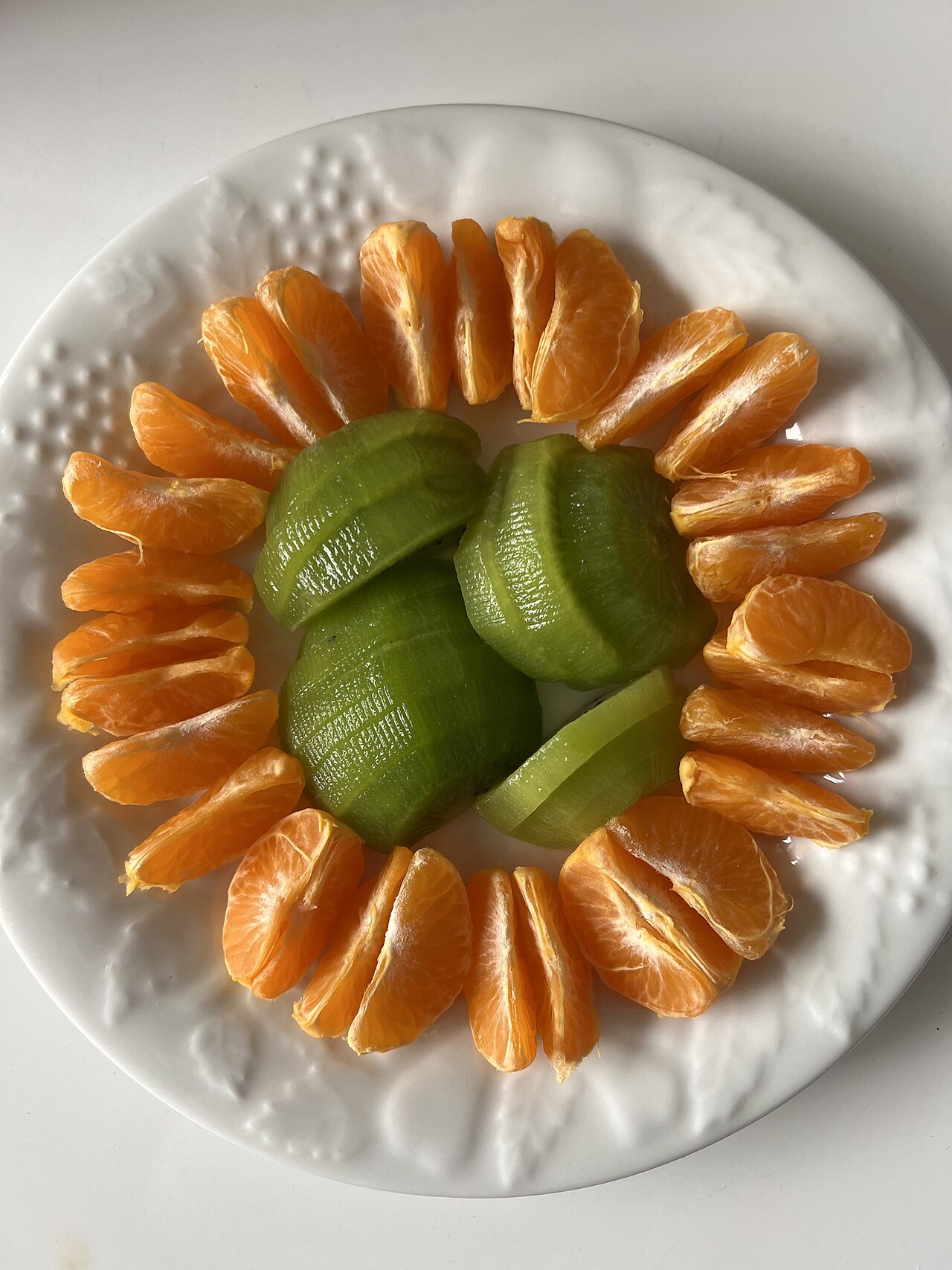 Le kiwi, coupé, révèle sa chair verte et ses petites graines.