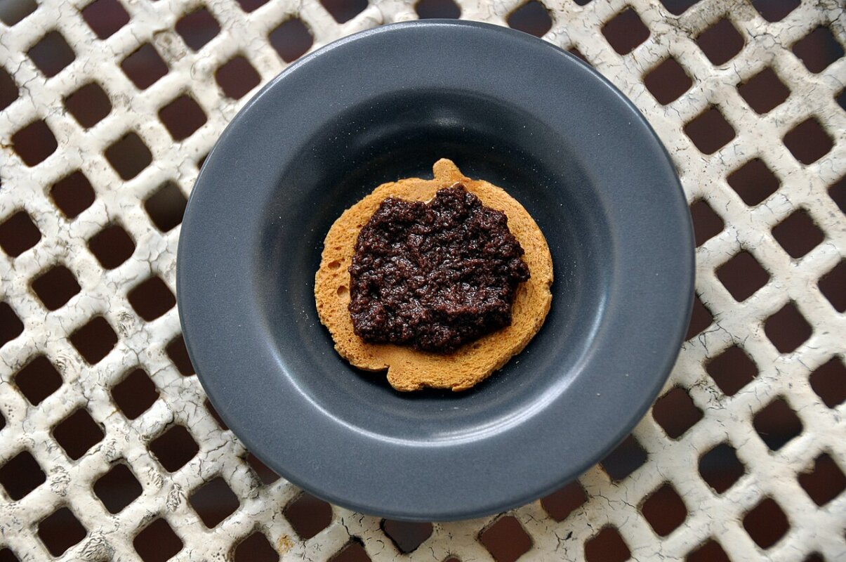 Des crostini de tapenade d'olives, l'apéritif provençal par excellence.
