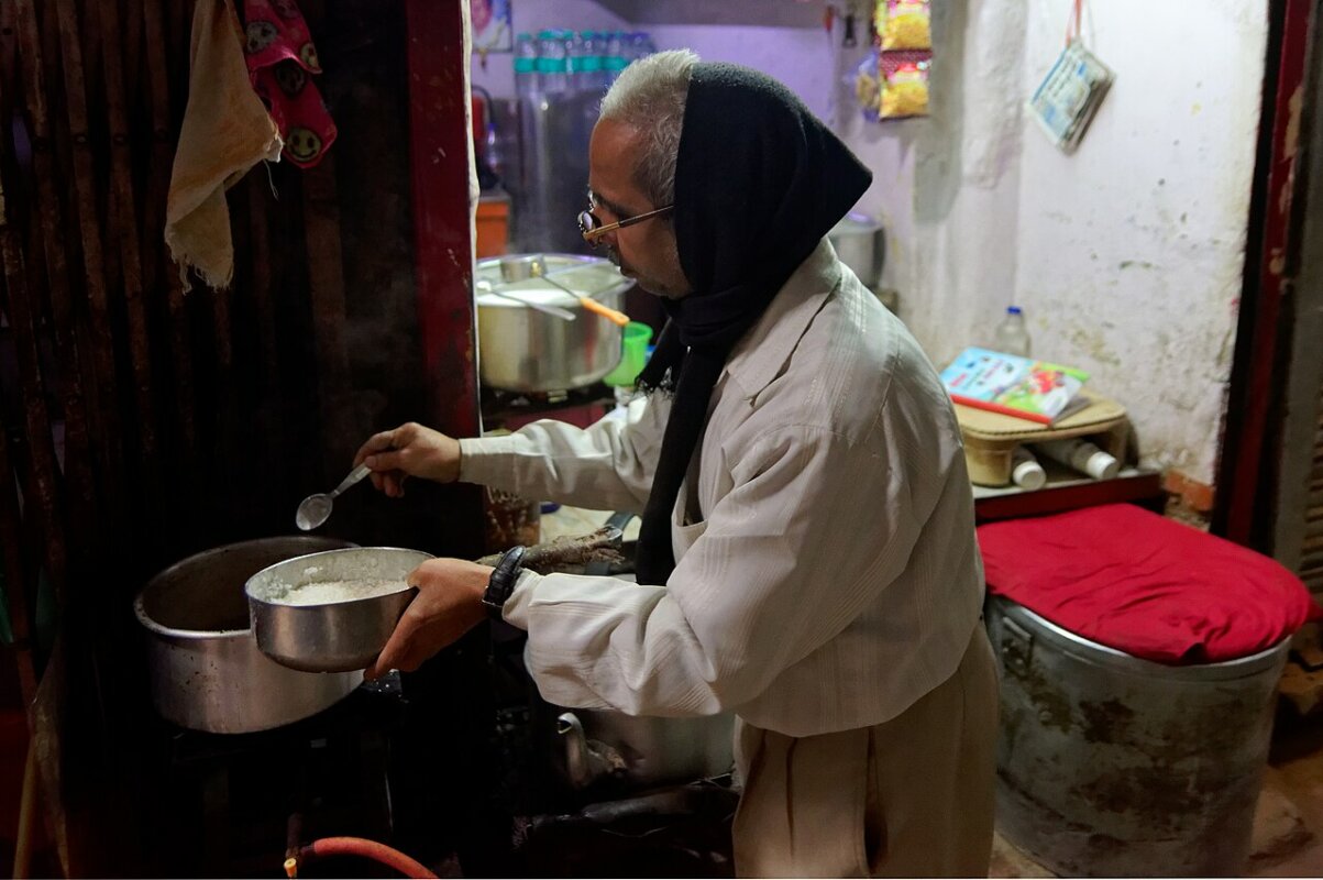 Vendeur de masala chai à Delhi : la boisson indienne d'origine, bouillie avec le lait et les épices.