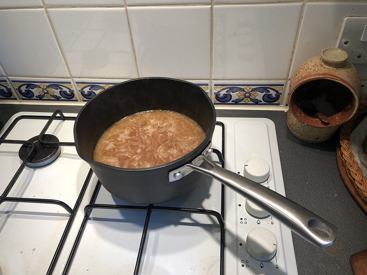 Soupe à l'oignon gratinée dorée au four