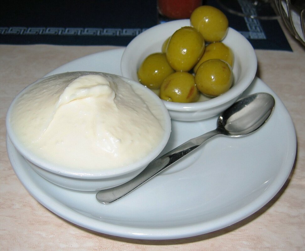 Aïoli servi avec des olives