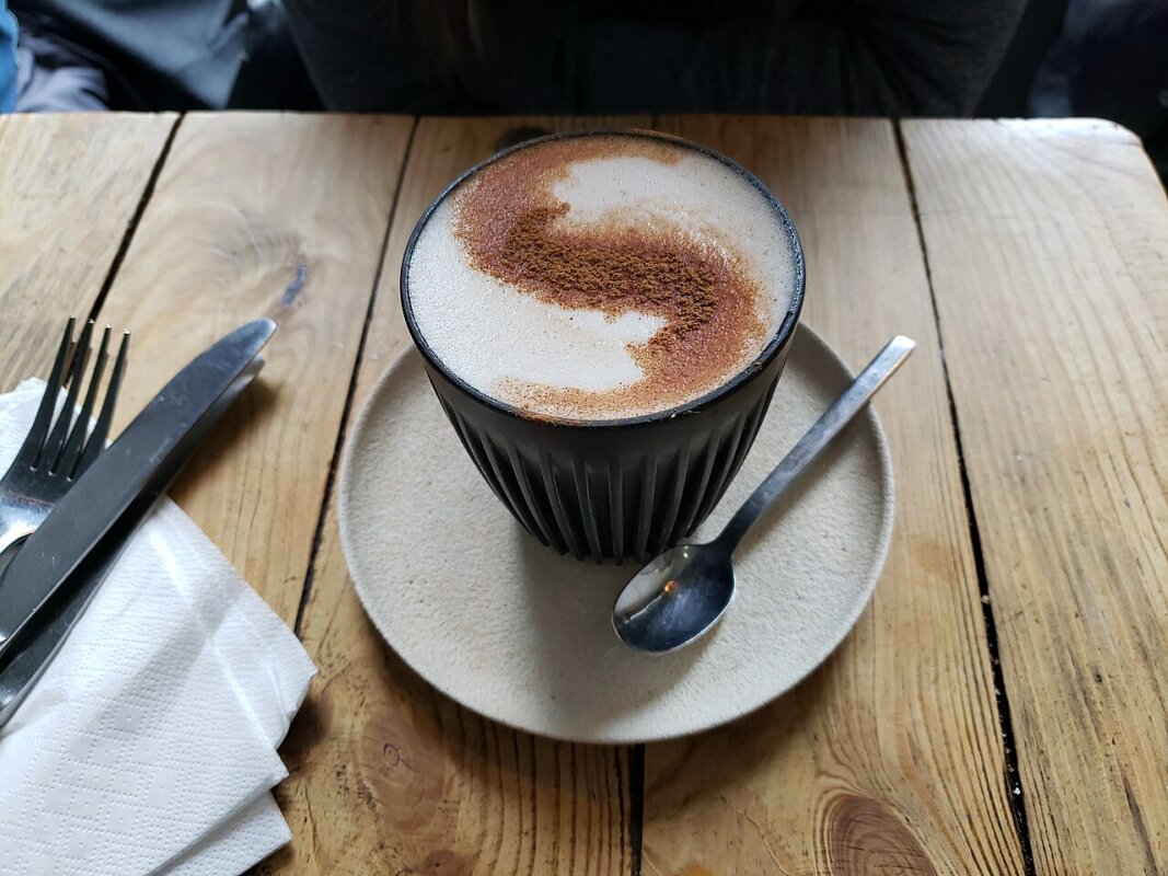 Chai latte maison : une mousse onctueuse et un parfum d'épices.