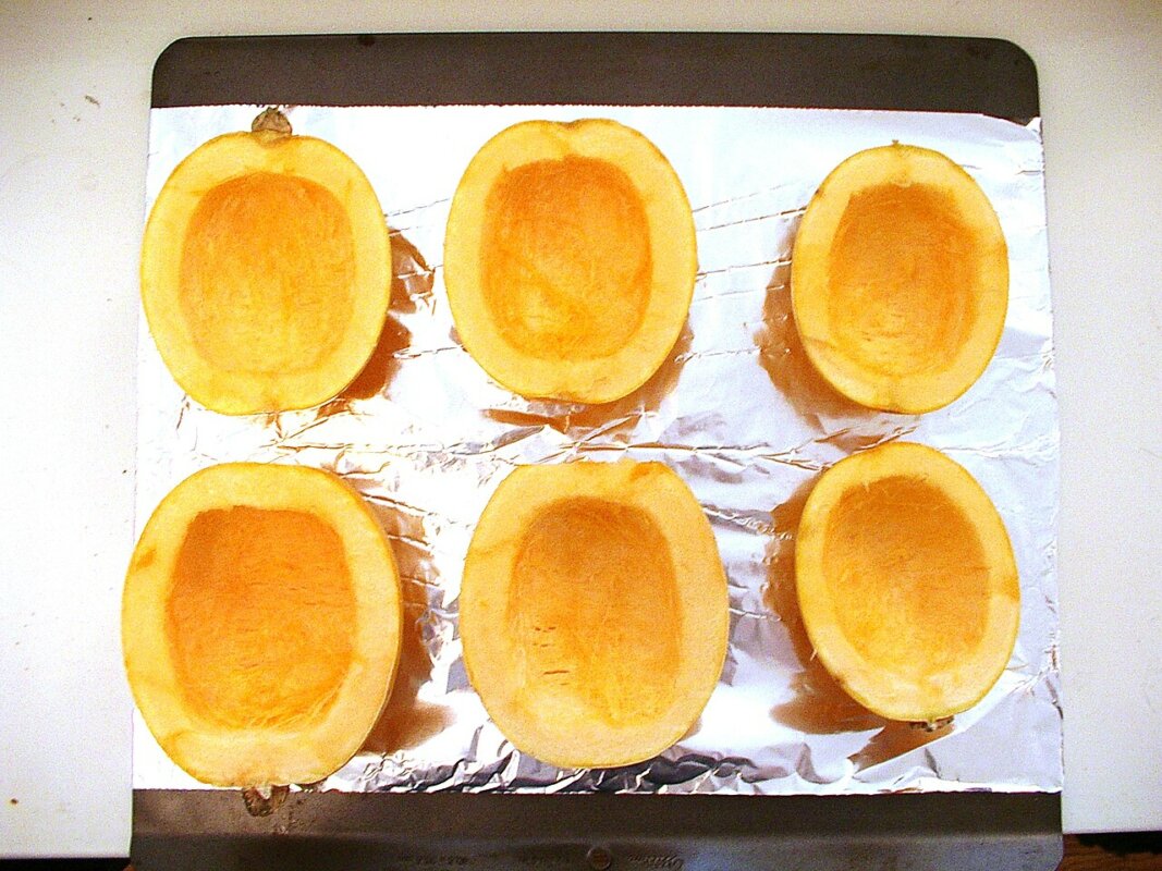 Courge spaghetti coupée en deux : on retire les graines avant la cuisson.