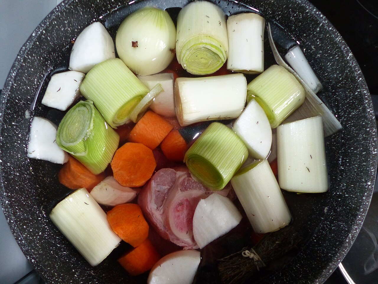 Viandes et légumes du pot-au-feu avant cuisson