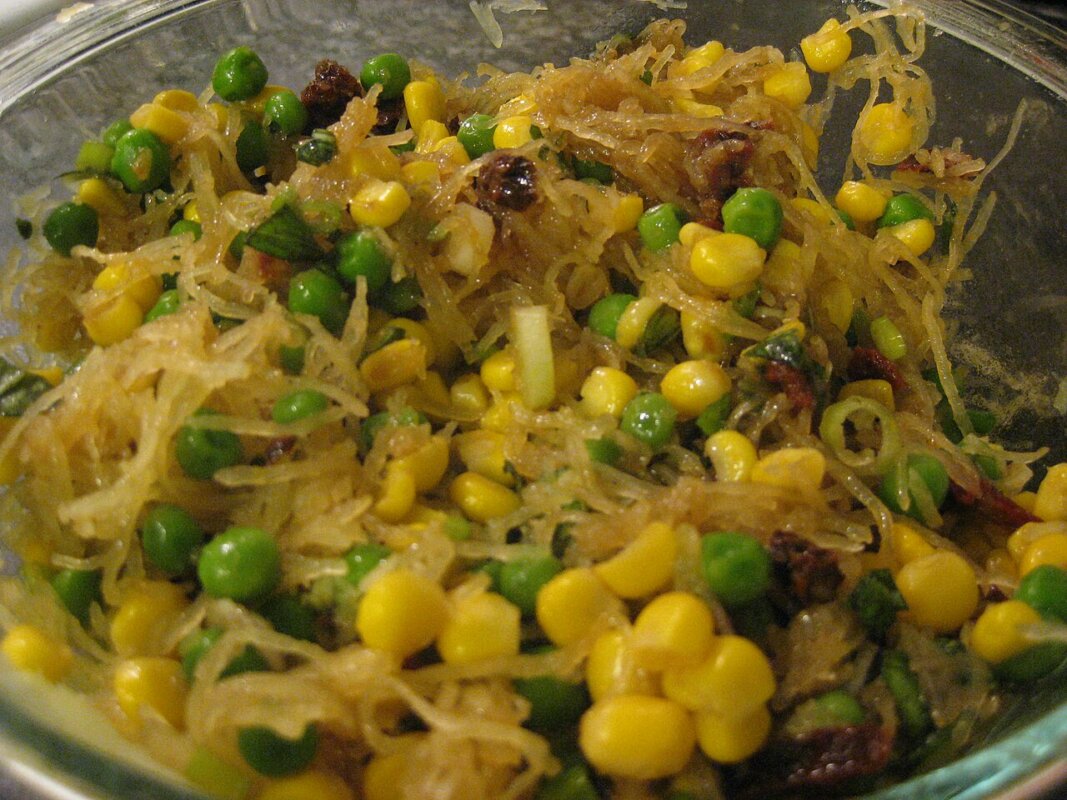 La courge spaghetti : une peau jaune pâle et une forme ovale.