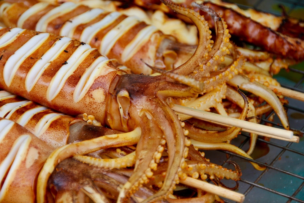 Des calamars saisis à la plancha, relevés d'une persillade à l'ail et au citron.