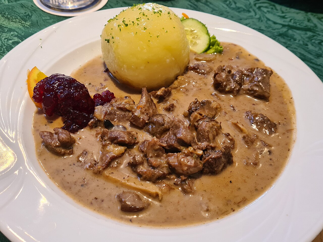 Civet de chevreuil mijoté aux champignons