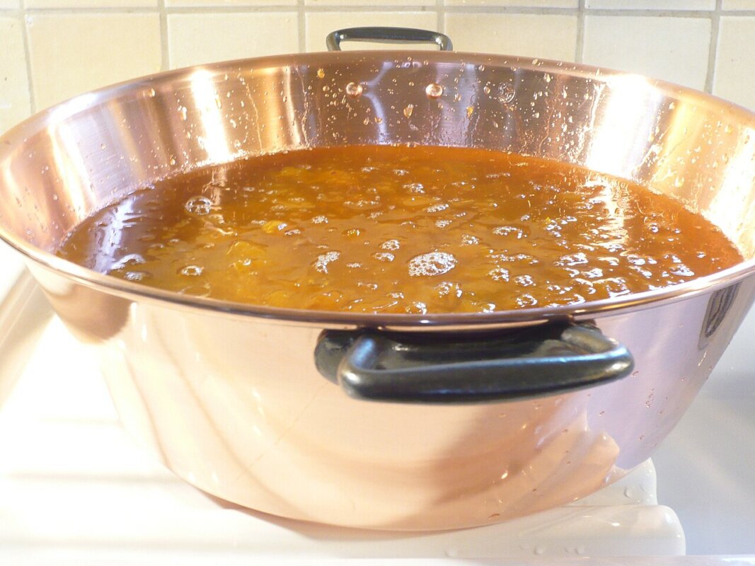 Pot de confiture de mirabelles maison à la vanille