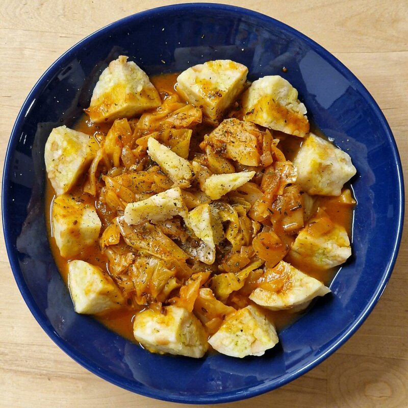Un chou vert braisé, parfumé au cumin et au curcuma.