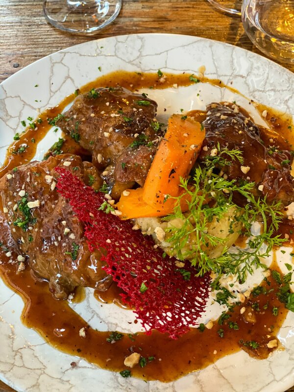 Le civet de sanglier mijoté longuement au vin rouge.