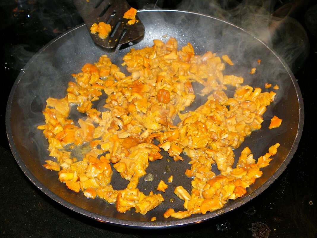 Des girolles poêlées bien dorées à la persillade.