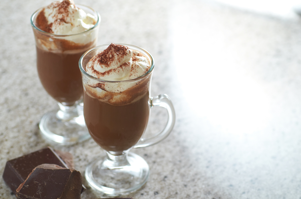 Un chocolat chaud maison à la vanille et à la cannelle.