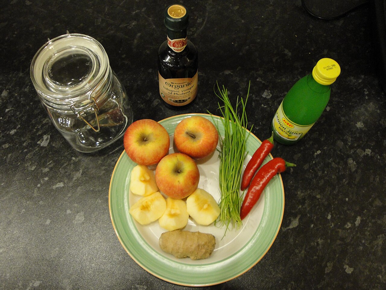 Pommes et épices pour le chutney maison